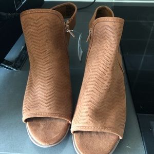 WOMENS BROWN HEELS SZ 8